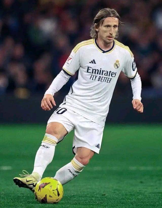 他刚在踢上港的比赛爆发，就被老东家解约离队，球迷建议来中超