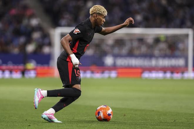 NBA最新传闻：安东尼·戴维斯受伤，老鹰瞄准独行侠内线新目标